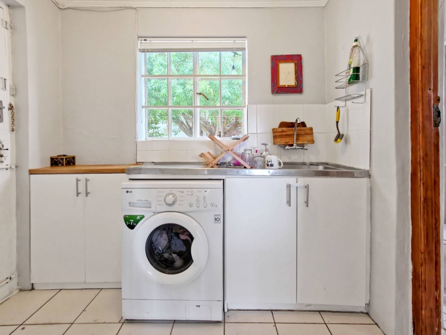 To Let 2 Bedroom Property for Rent in Vredehoek Western Cape